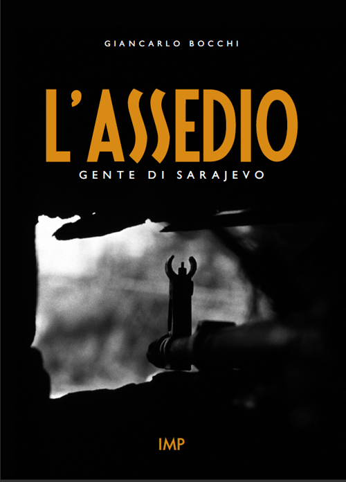Libri Giancarlo Bocchi - L' Assedio. Gente Di Sarajevo. Con DVD NUOVO SIGILLATO, EDIZIONE DEL 30/11/2015 SUBITO DISPONIBILE