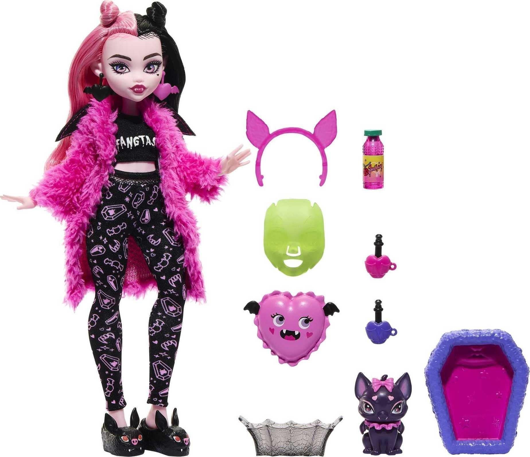 Monster High - Draculaura Creepover Party Bambola con Outfit Dettagliato e Accessori per Il Pigiama Cucciolo di Pipistrello Conte Fabulous Incluso Giocattolo per Bambini 4+ Anni HKY66